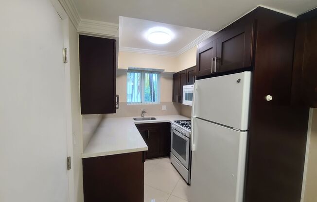 Boutique, Remodeled Studio Apartment Steps From The Beach!