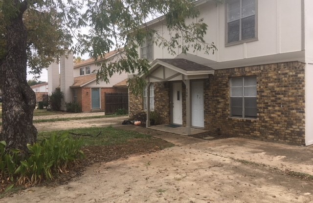 Beautiful 2 Bedroom Duplex in Arlington