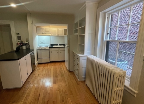 1 bed, 1 bath, 550 sqft, $2,800, Unit b