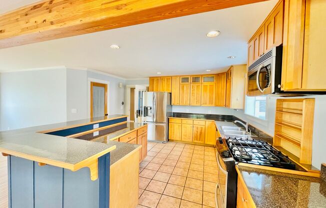 5 beds, 3.5 baths, $3,900