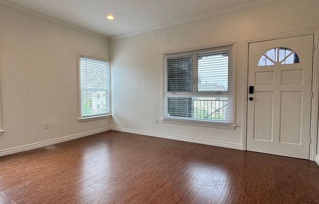 2744 S. Redondo Blvd  (Spacious 3-Bed, 1-Bath Apartment with Modern Amenities!)