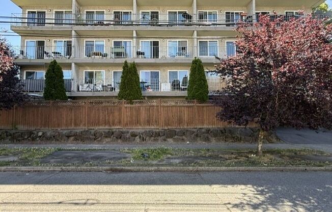 2512 Bayview Apartments