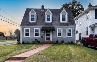 Beautiful 2-bedroom cape cod style home for rent in Portsmouth, VA!