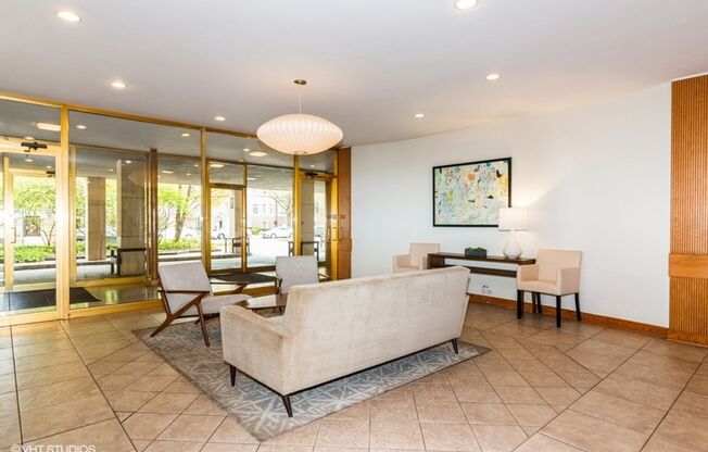 Large 1 Bed/Bath Evanston Condo with TWO Parking Spaces!