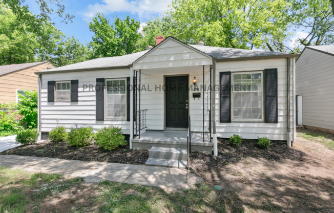 Updated 3 bed / 2 bath house With Exceptional Convenience & Value!**Move In Special 1/2 off of 1st full month's rent**