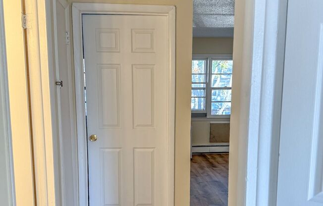 2 beds, 1 bath, $1,650, Unit 93 Fowler St #2R