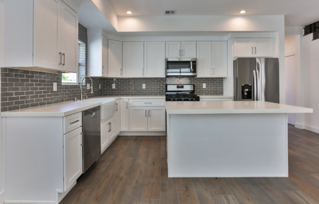 3946 1/2 BUDLONG AVE