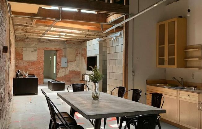 Studio, 1 bath, 2,000 sqft, $2,250, Unit 2424 W Washington