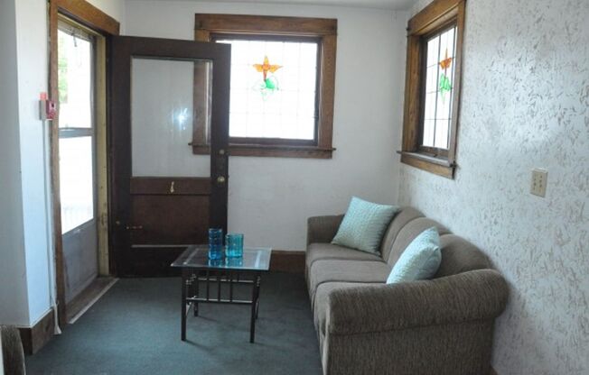 3 beds, 1 bath, $2,550, Unit 210-1