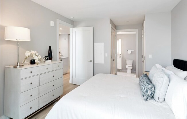 1 bed, 1 bath, 672 sqft, $5,200, Unit 1801