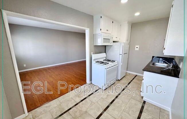 1555 N BRONSON