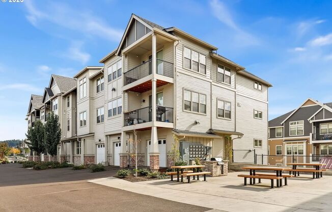 2Bd 2Ba Beaverton Condo!! Close to Nike, River Terrace, & shopping! Secured Building, Community Pool and Fitness Center!!