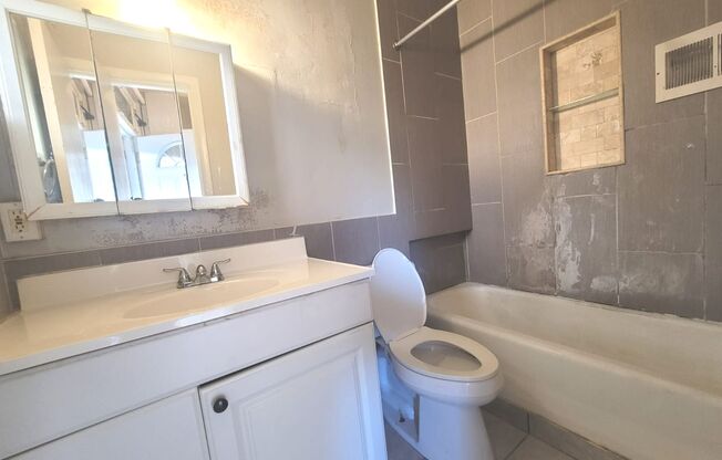 Studio, 1 bath, $700, Unit 2
