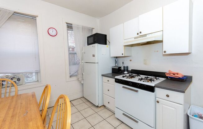 3 beds, 1 bath, $3,300, Unit Unit #16