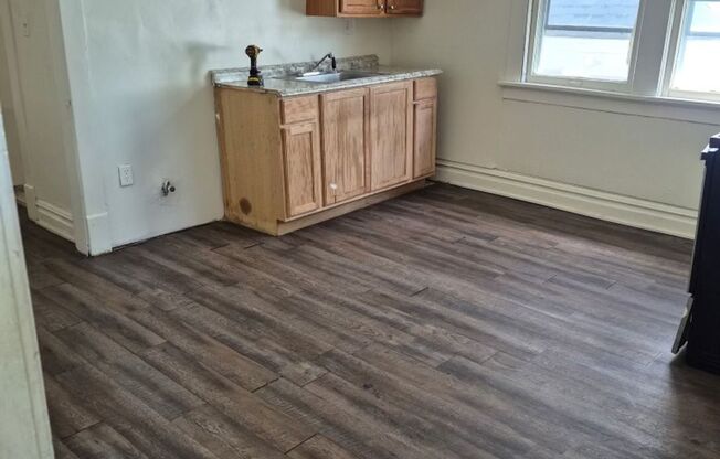 Spacious 4-Bedroom Upper Duplex with Yard