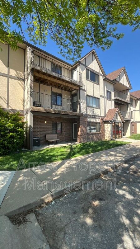 2340 N 44 ST