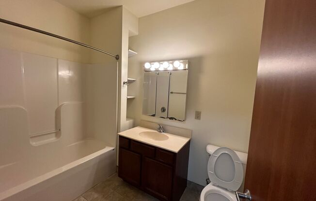 2 beds, 1 bath, 880 sqft, $1,550, Unit 321
