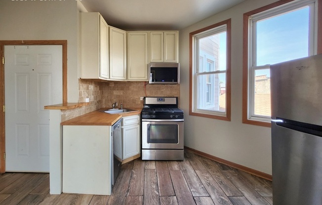 1316 W 18 ST