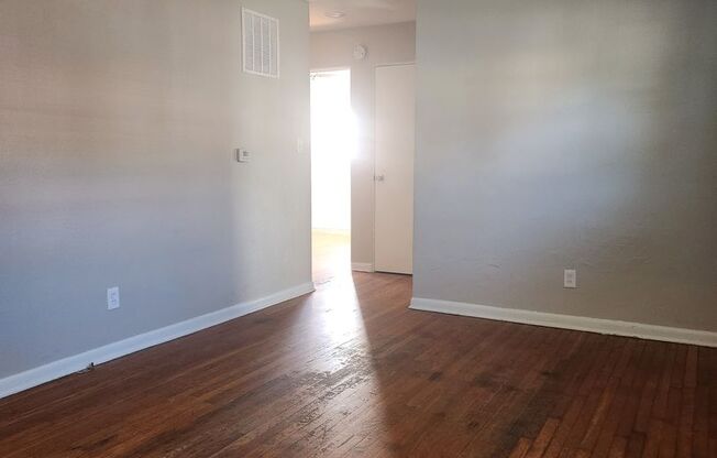 2 beds, 1 bath, $900, Unit #1