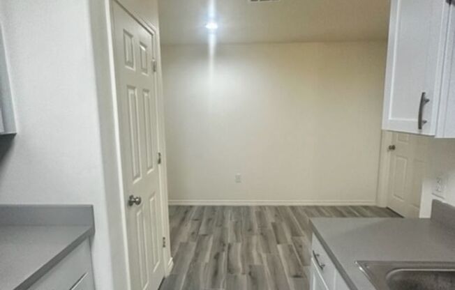 3 beds, 2 baths, 1,300 sqft, $1,400, Unit Unit 93