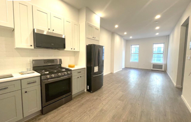 359 W 52 ST