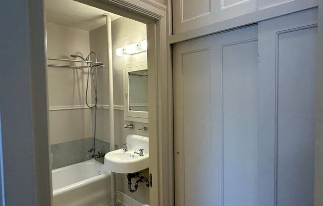 Studio, 1 bath, 290 sqft, $995, Unit 305