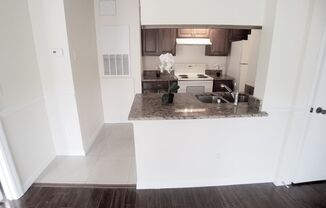 Beautiful 1/1 Wood Floor Condo With a Beautiful View x Rent close to UCF.