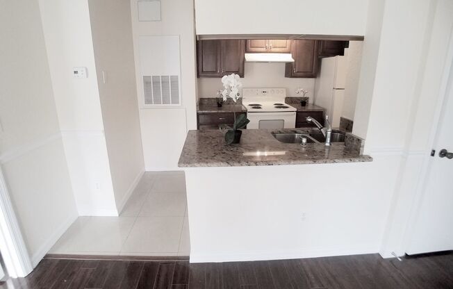 Beautiful 1/1 Wood Floor Condo With a Beautiful View x Rent close to UCF.