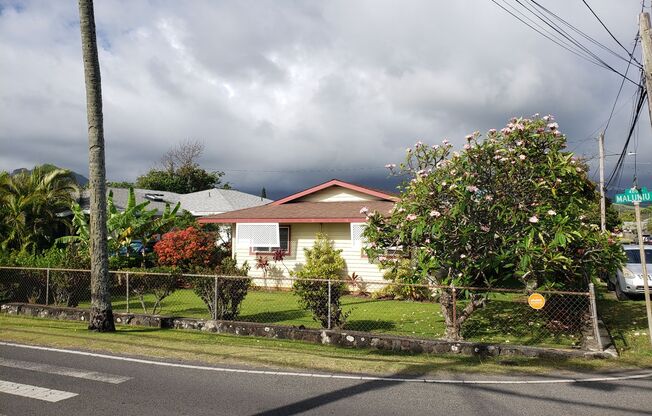 Kailua Town 4 Bedroom 2 full bath, 3 car parking fenced in yard