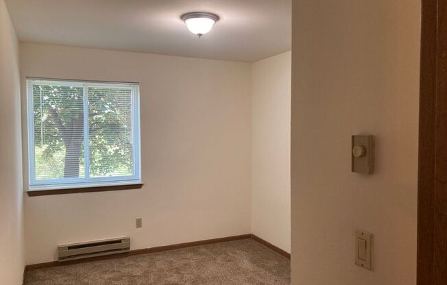 3 beds, 1 bath, 1,040 sqft, $1,800, Unit 3172-104