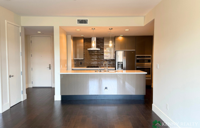 Spacious 2 Bedroom Condo in Prime Burlingame Location – Parking Included