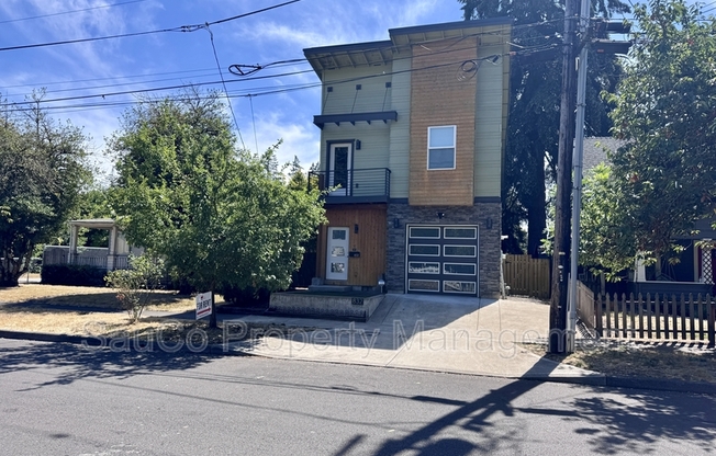 832 SE CEDAR ST