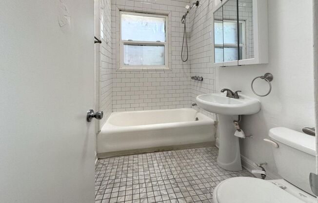 Studio, 1 bath, 450 sqft, $1,325, Unit 304