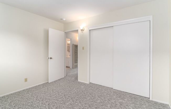 2 beds, 1 bath, $2,350, Unit 1576-E