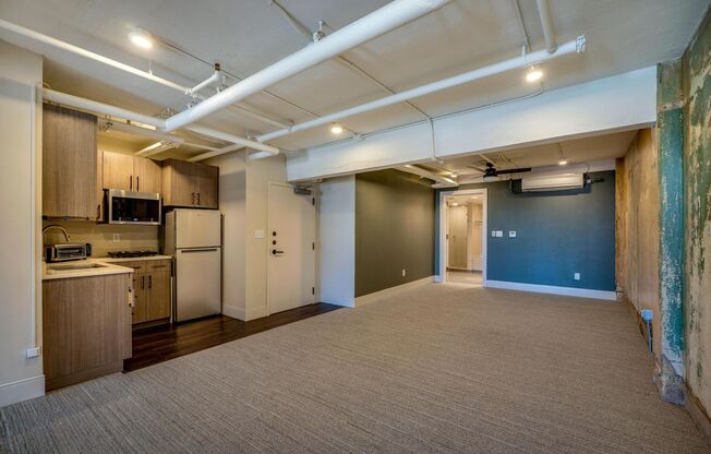 Studio, 1 bath, 640 sqft, $1,700, Unit STR 219 N ALAMO #403