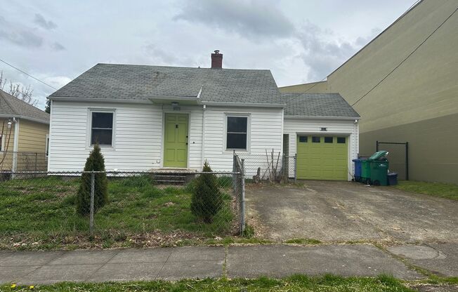 Charming 2 Bedroom Home with a Large Fenced-in Backyard!