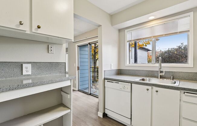 2 beds, 1 bath, 987 sqft, $1,499, Unit 06