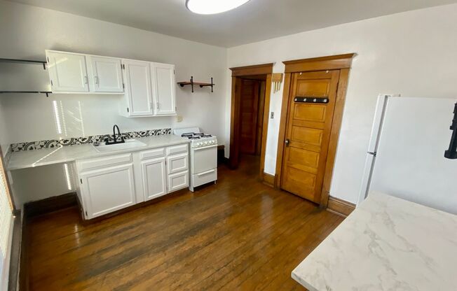 2 beds, 1 bath, $1,450, Unit 1015 W. 14th Ave. - B