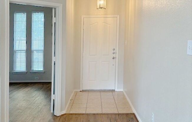 Charming 3-Bedroom, 2 Bath Home in a Quiet Neighborhood with Easy Access to 820 & I-30