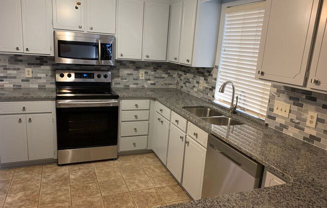 Lovely 3BR home in Raintree with fenced in yard!