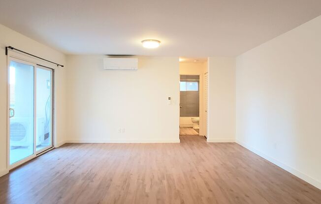 Redwood City: Remodeled and Unfurnished 1 Bed 1 Ba w/ Private Patio, A/C, In-Unit Washer/Dryer, & Parking Included