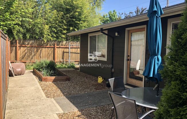 Close-in NE Portland Duplex Walking Distance to New Seasons Market!