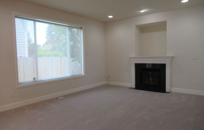 Three bedroom+den, 2.5 bath home on corner lot in Renton Highlands