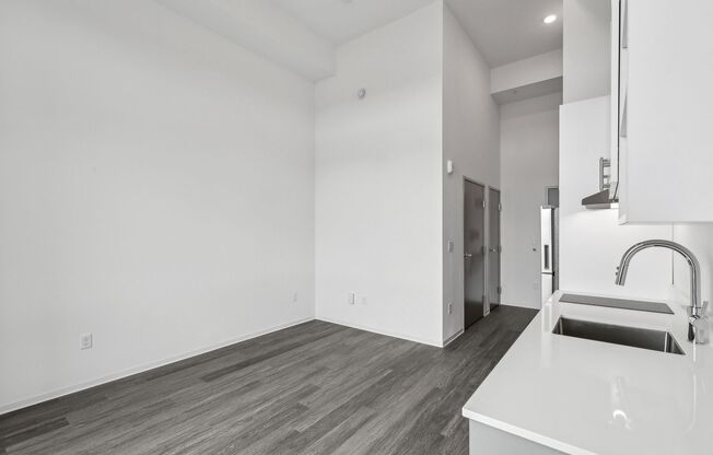 Studio, 1 bath, 275 sqft, $1,400, Unit 730