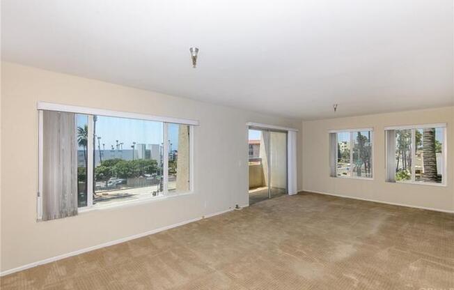 Ocean View Corner Unit Condo w/Balcony+Jacuzzi+Gym Across w/2-Car Parking!
