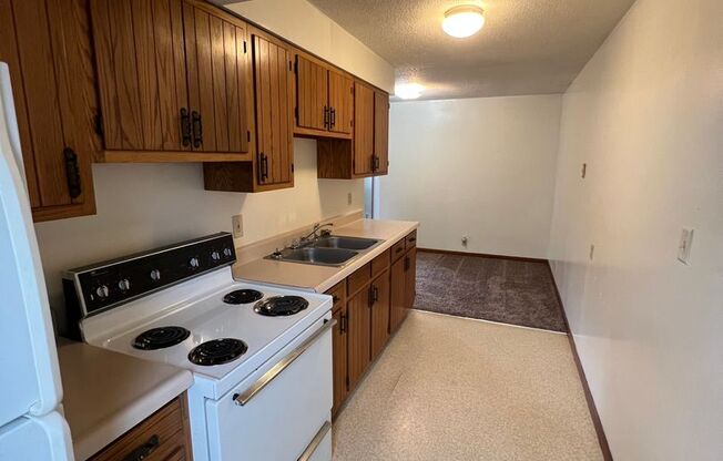 2 beds, 1 bath, $775, Unit 436