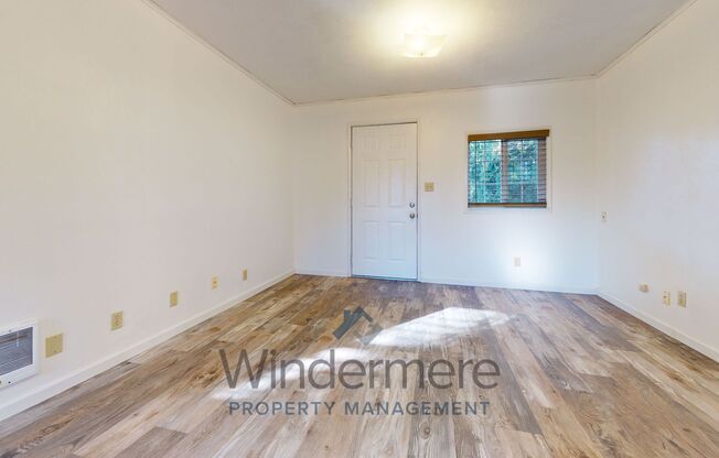 512 Columbia *Charming Cottage with Private, Fenced Backyard and Ample Storage*