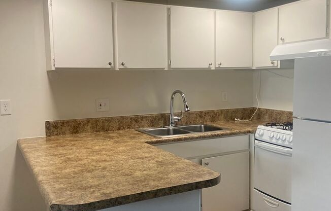 1 bed, 1 bath, 700 sqft, $1,100, Unit 5496-B