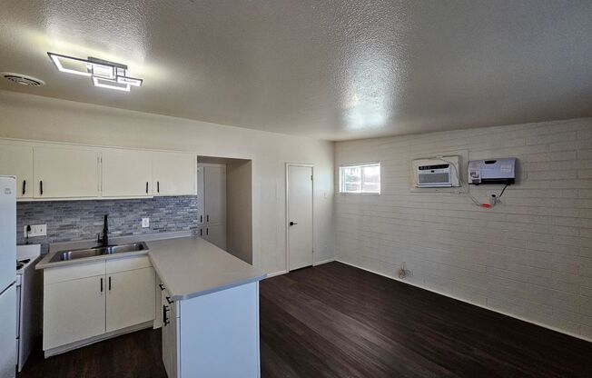 Studio, 1 bath, 320 sqft, $995, Unit 1