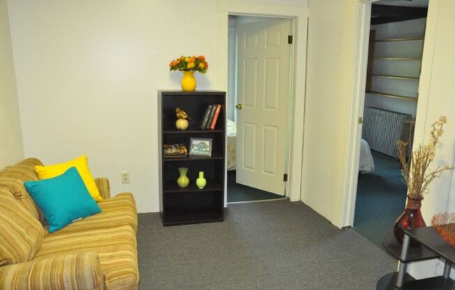 4 beds, 1 bath, $2,400, Unit 118-2